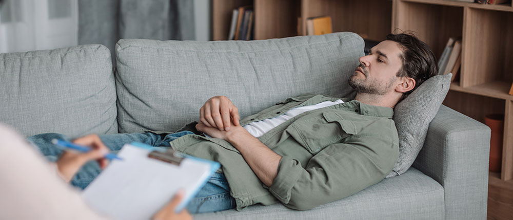 client lies sofa therapy