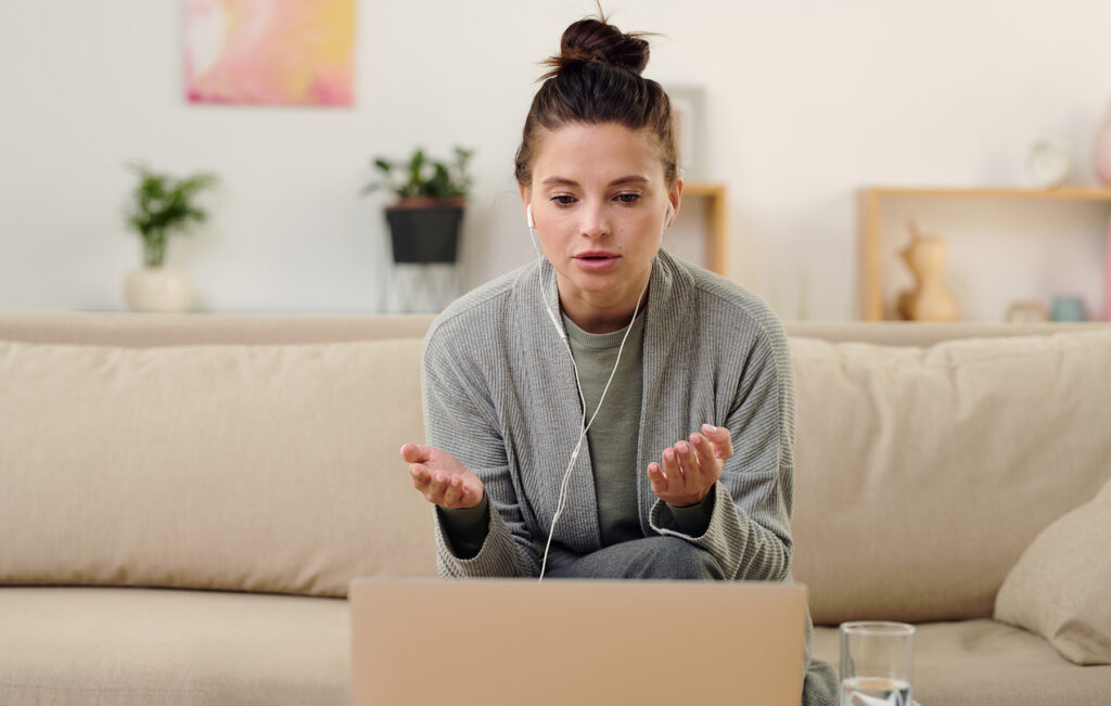 woman online therapy